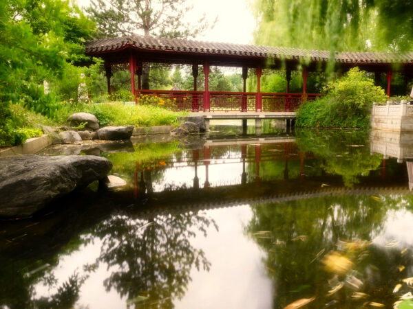 Triptychon Brücke über einen Fischteich im Chinagarten in den Gärten der Welt in Berlin – Bild 2